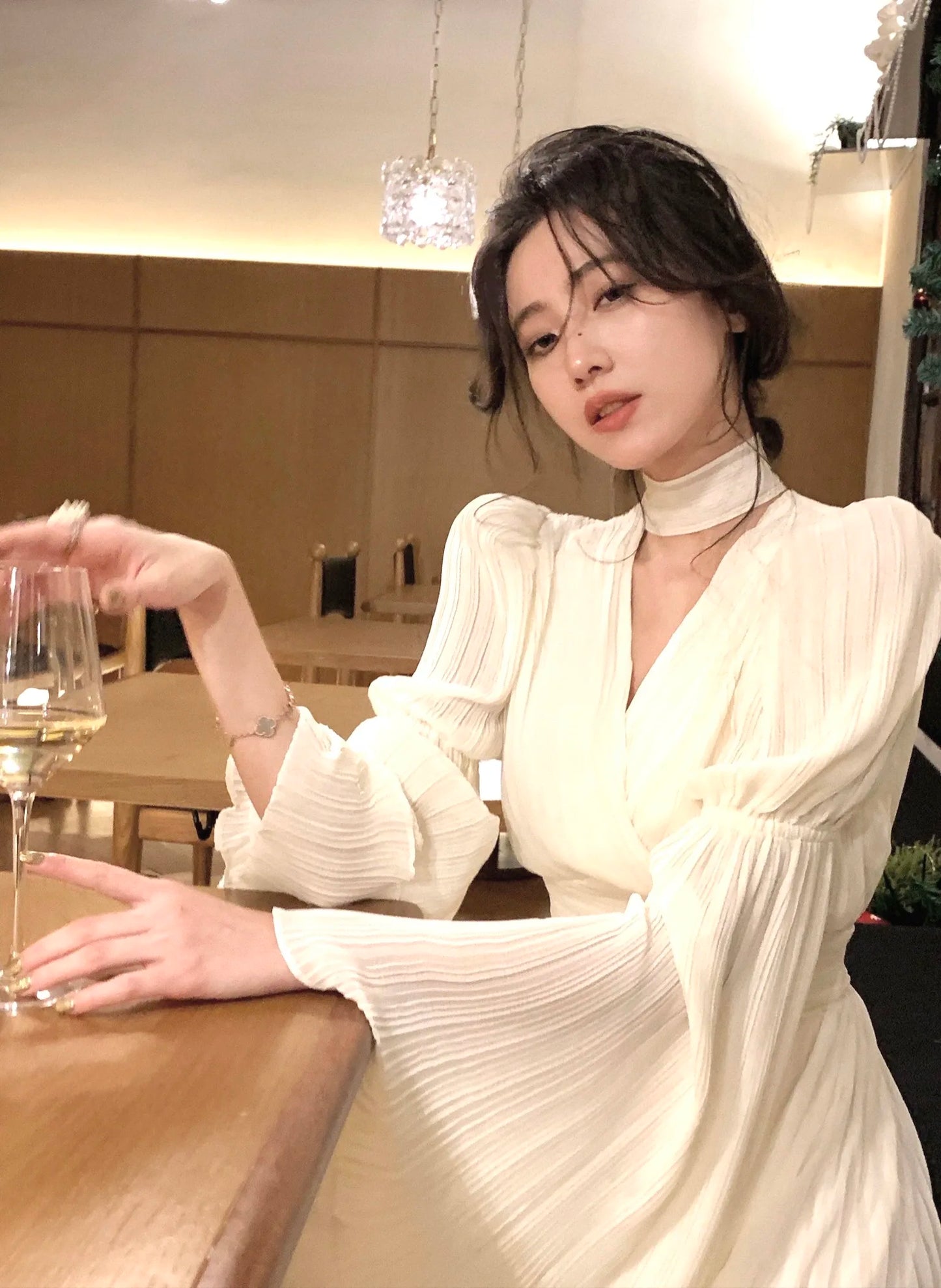 Spring and Autumn Long sleeved V-neck Sparkling Sleeve White Dress Fashion French Style Women's Dress Prom Dress Office Dress