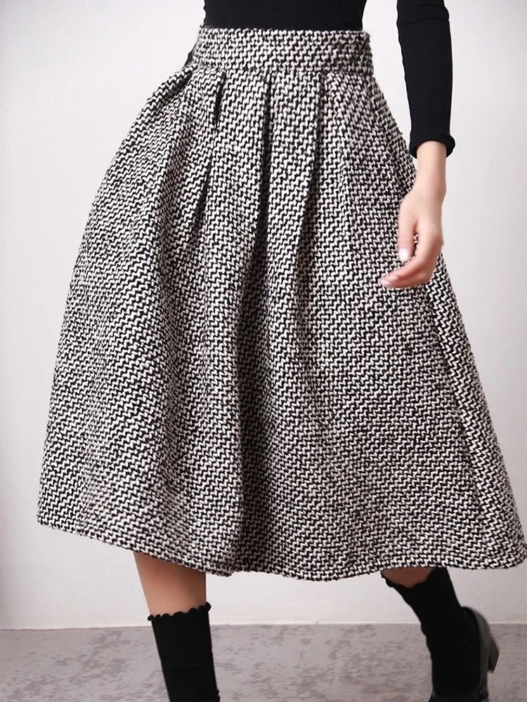 2024 black and white diagonal striped woolen skirt, fashionable and simple, fluffy umbrella skirt, winter with thickened velvet